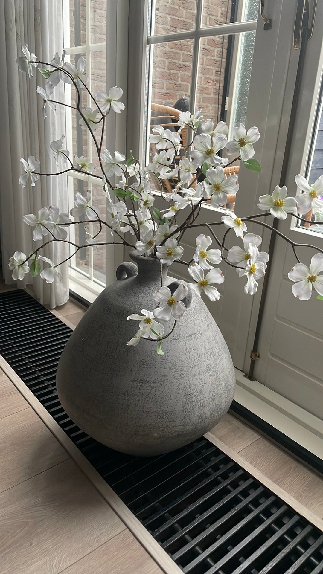 Grote vaas met kunstbloemen, Huis en Inrichting, Ophalen, Gebruikt, Kunstbloem, Grijs