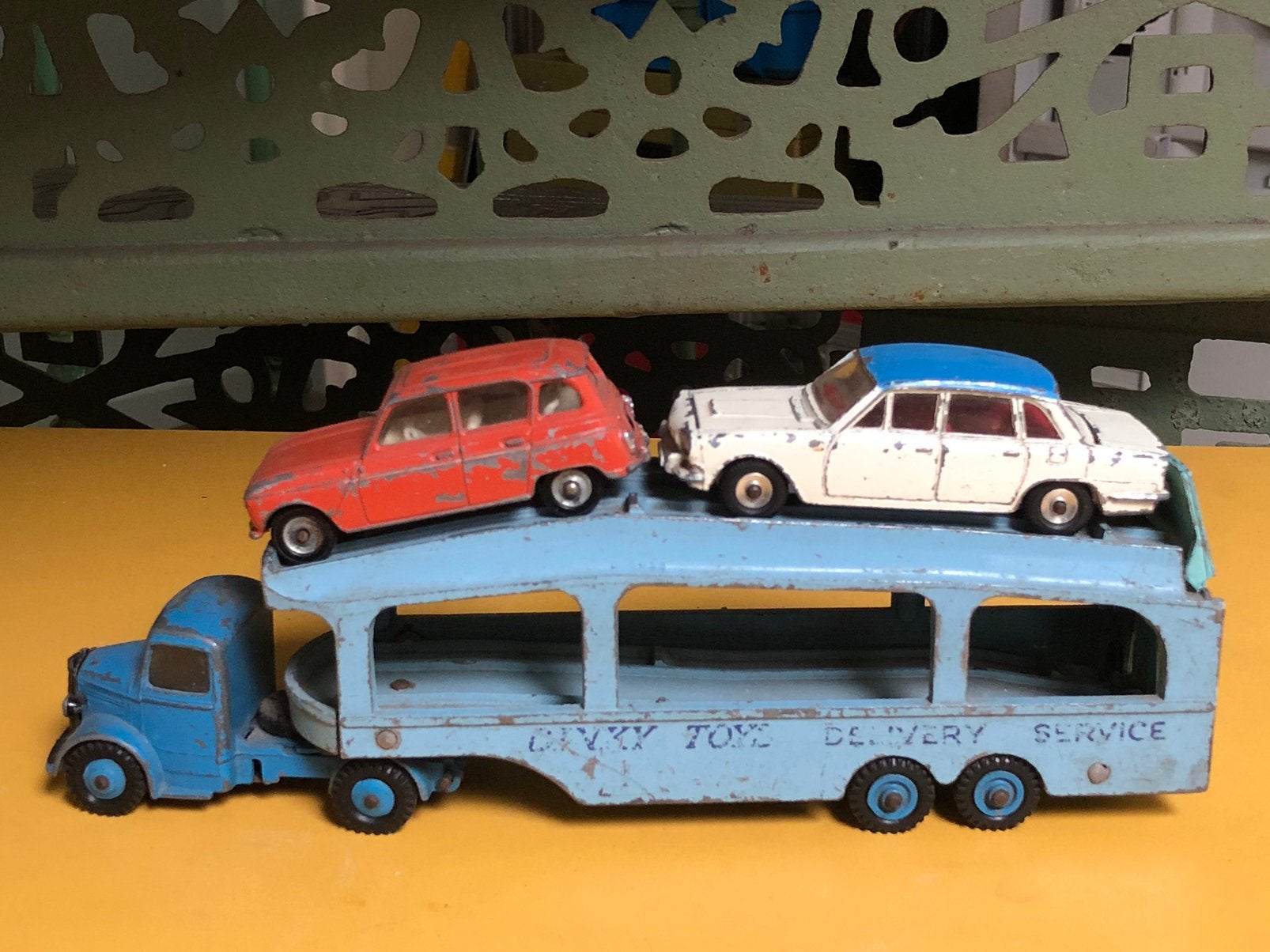 Dinkytoys Pullmore Car Transporter met Renault en Triumph, Ophalen of Verzenden, Gebruikt, Bus of Vrachtwagen, Dinky Toys