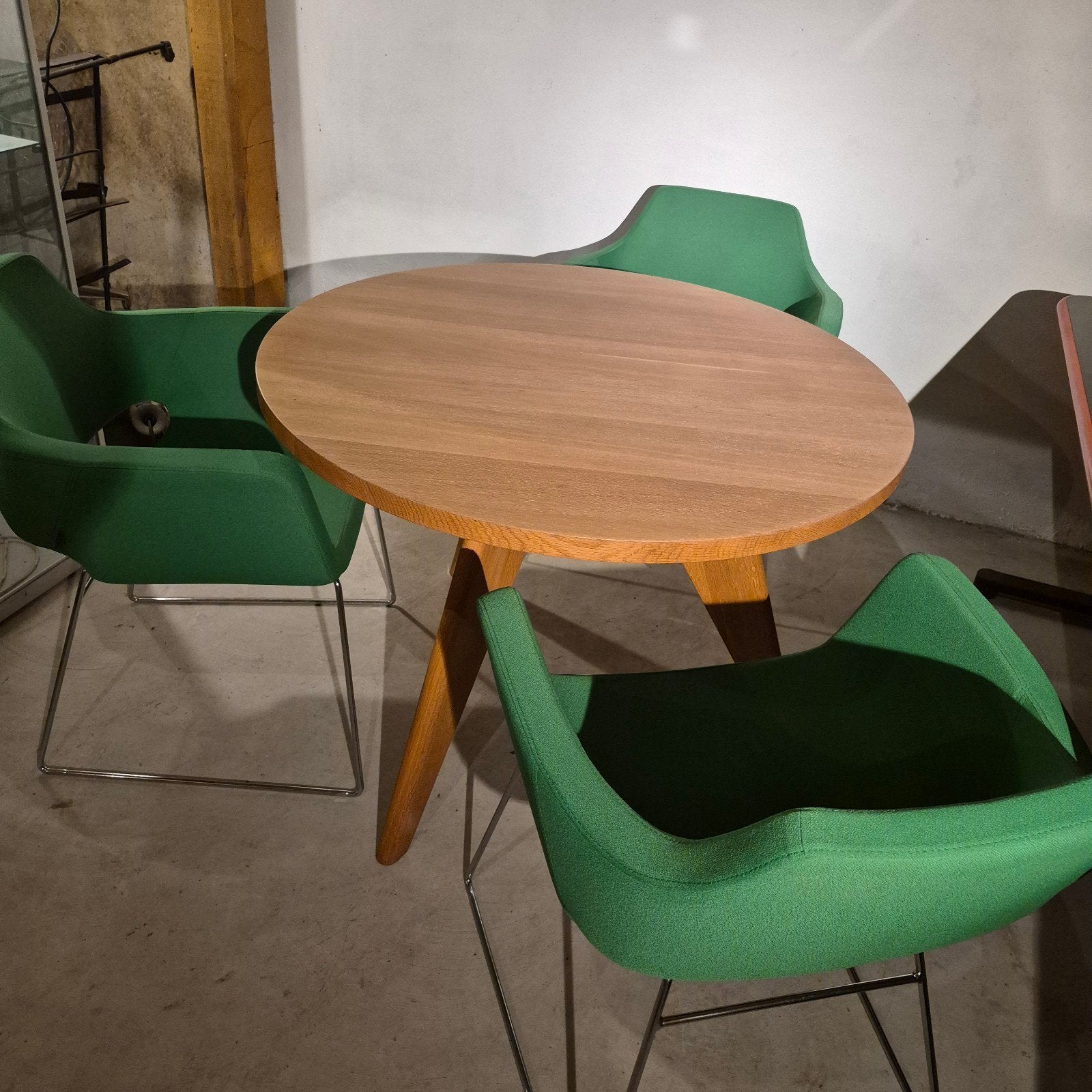 Foto 6 van Vitra Gueridon tafel met deBerenn fauteuils