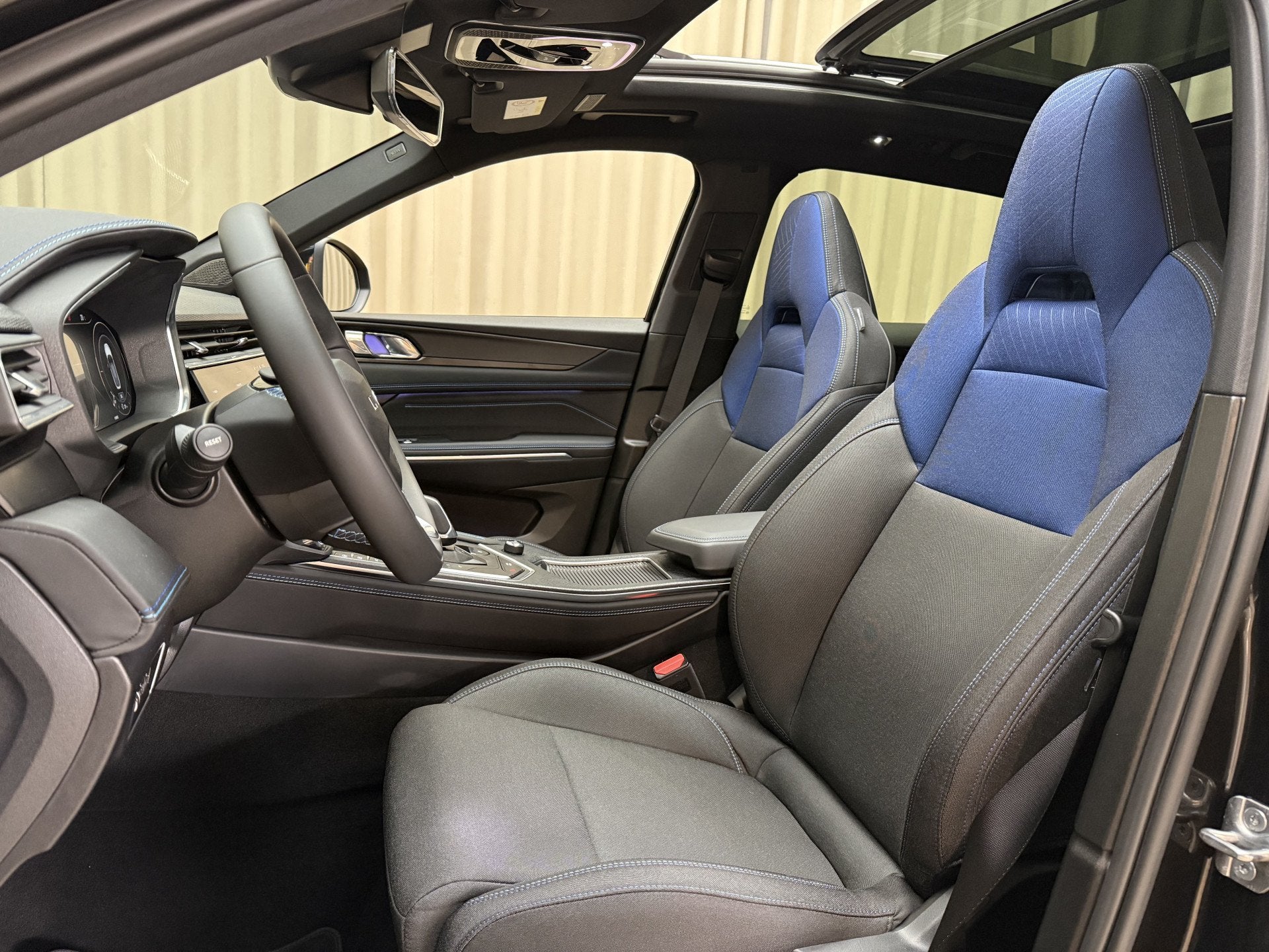 Lynk & Co 01 1.5 OrgNL! Zwart / MY 23 FACELIFT / Zwarte Heme, Stof, Parkeersensor, Met garantie (alle), Plug-in hybride