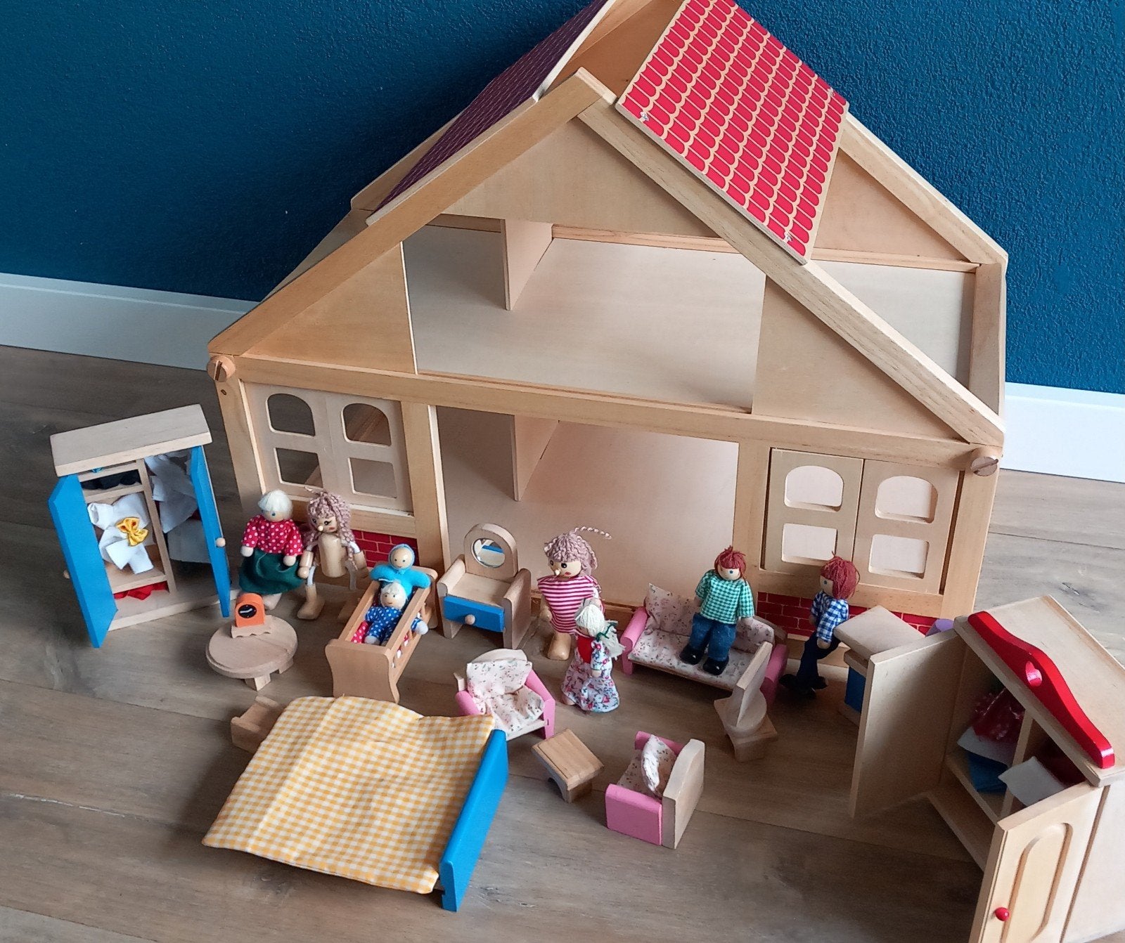 Poppenhuis en allerlei meubels en poppetjes zie foto's.

Kij, Ophalen, Zo goed als nieuw, Poppenhuis