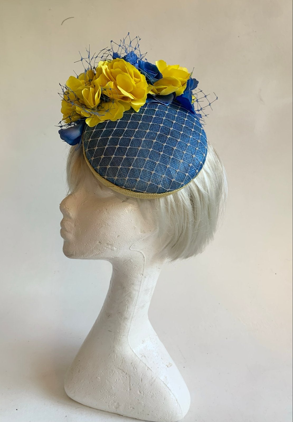 Handgemaakte Percher Hoed - Blauw & Geel Bloemen aan kam, Ophalen of Verzenden, Nieuw, One size fits all, Hoed