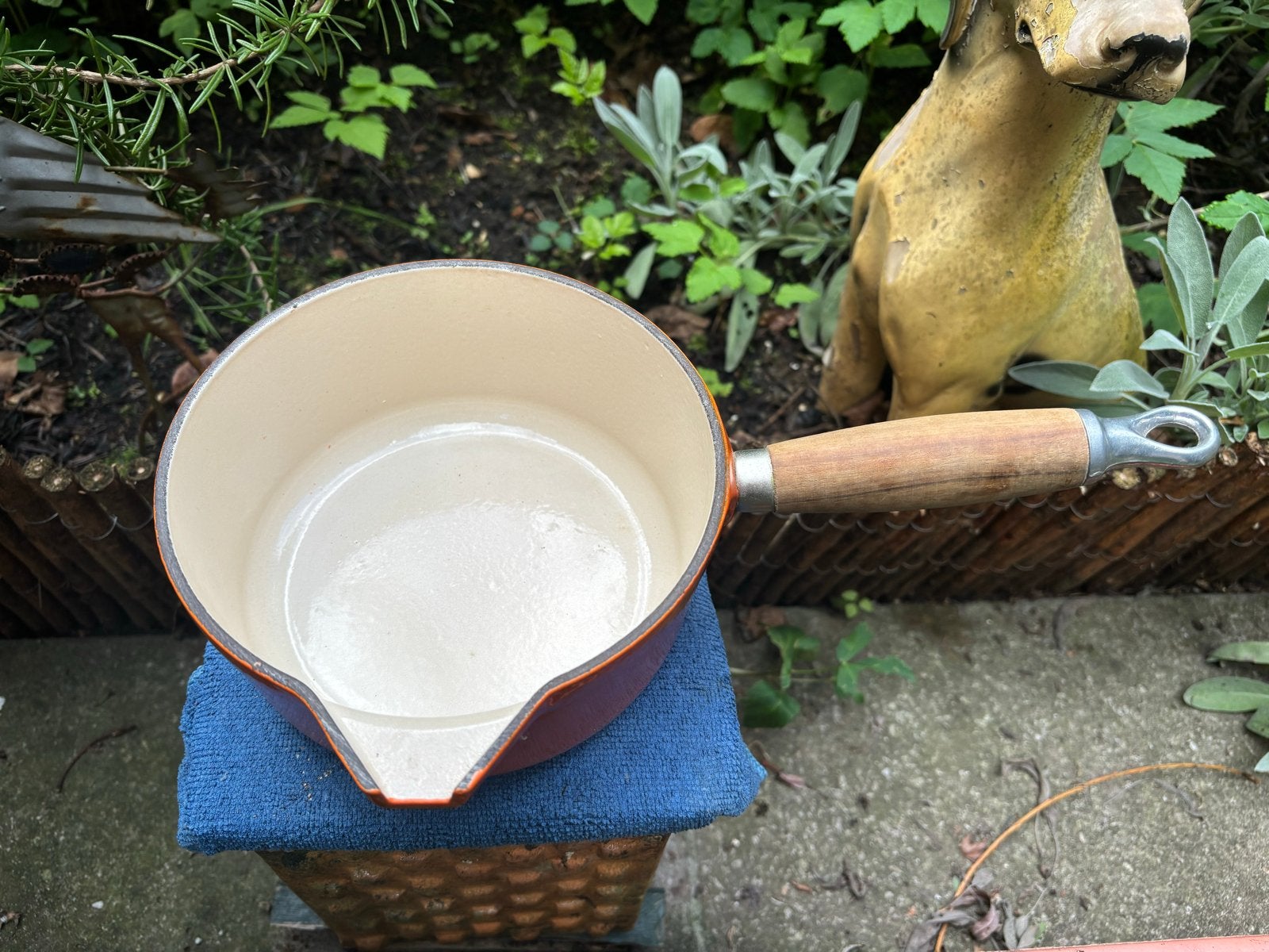 Vintage Cousances Sauspan 16cm - Gietijzer Oranje, Gietijzer, Met schenktuit, Le Creuset, Ophalen of Verzenden