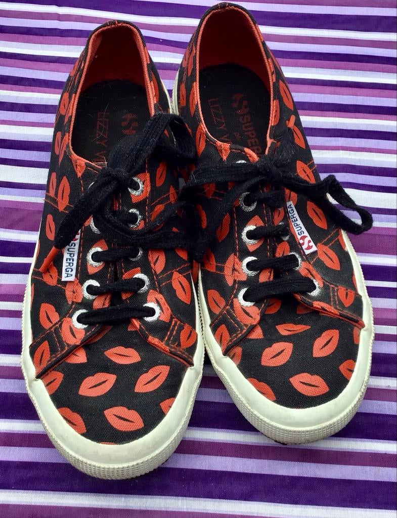 Superga sneakers met lippenprint - Lizzy vd Ligt, Zwart, Ophalen of Verzenden, Sneakers of Gympen, Zo goed als nieuw