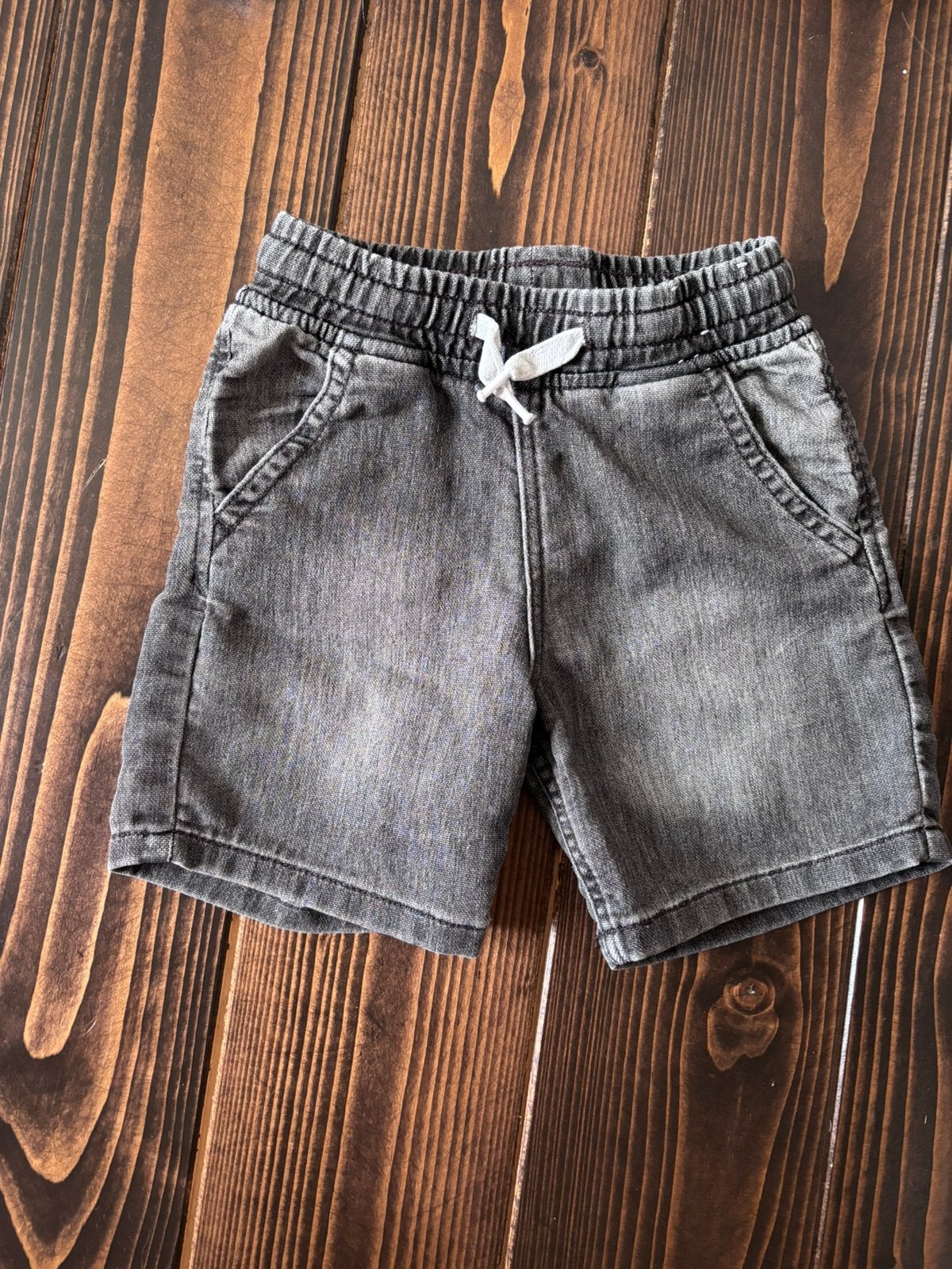 H&M zwart grijze korte broek maat 98, Kinderen en Baby's, Kinderkleding | Maat 98, Ophalen of Verzenden, Zo goed als nieuw, Jongen