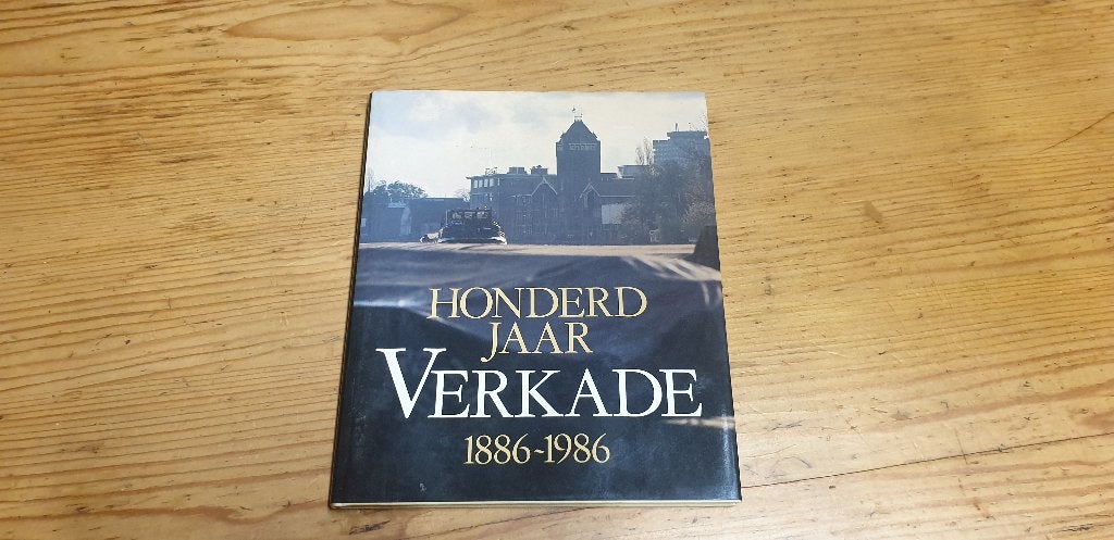 Boek Verkade 100 jaar, Verzamelen, Blikken, Ophalen of Verzenden, Zo goed als nieuw, Koek(jes), Verkade
