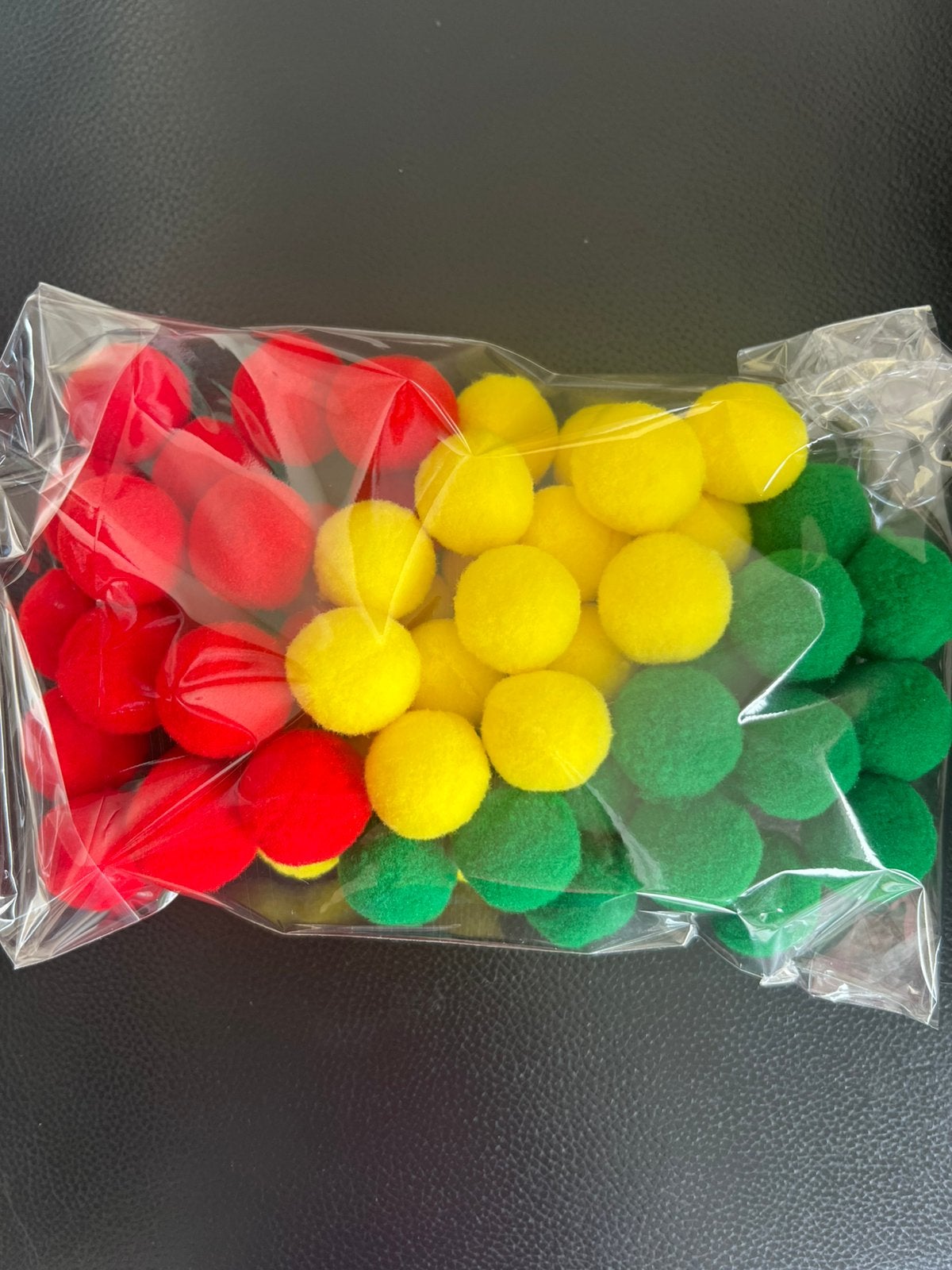 30 Pompons Carnaval - 2,5cm Versiering, Ophalen of Verzenden, Nieuw, Versiering, Carnaval