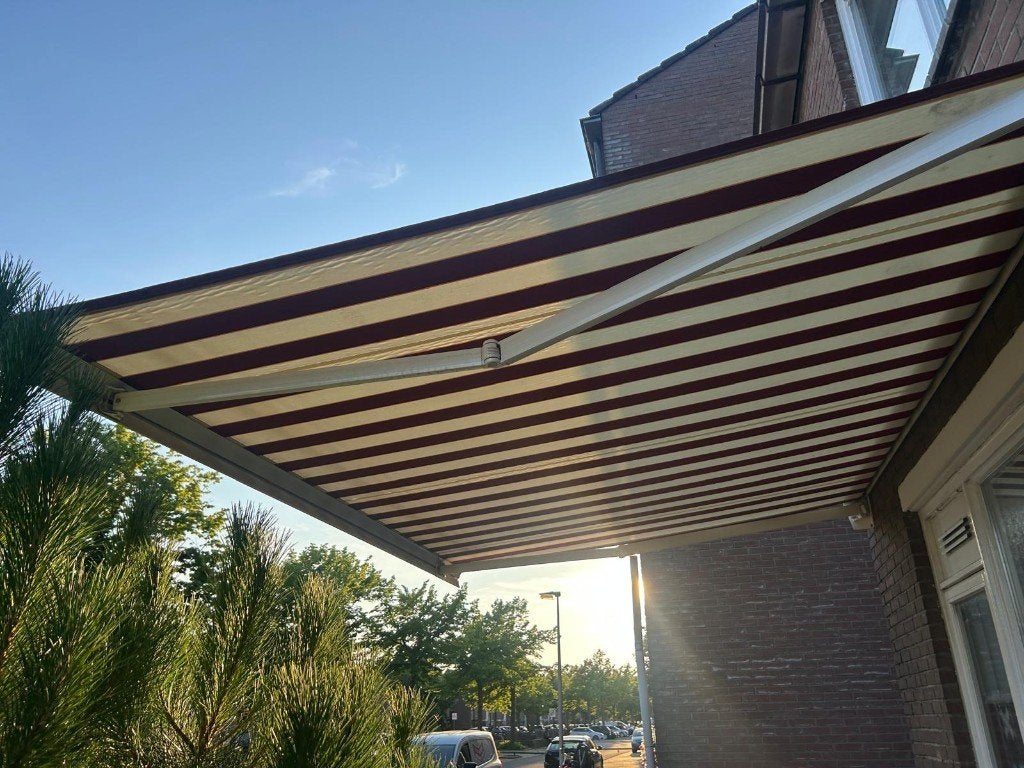 Mooi en goed werkend elektrisch zonnescherm rood/beige, Tuin en Terras, Zonneschermen, Ophalen, Gebruikt, Elektrisch, 150 tot 300 cm