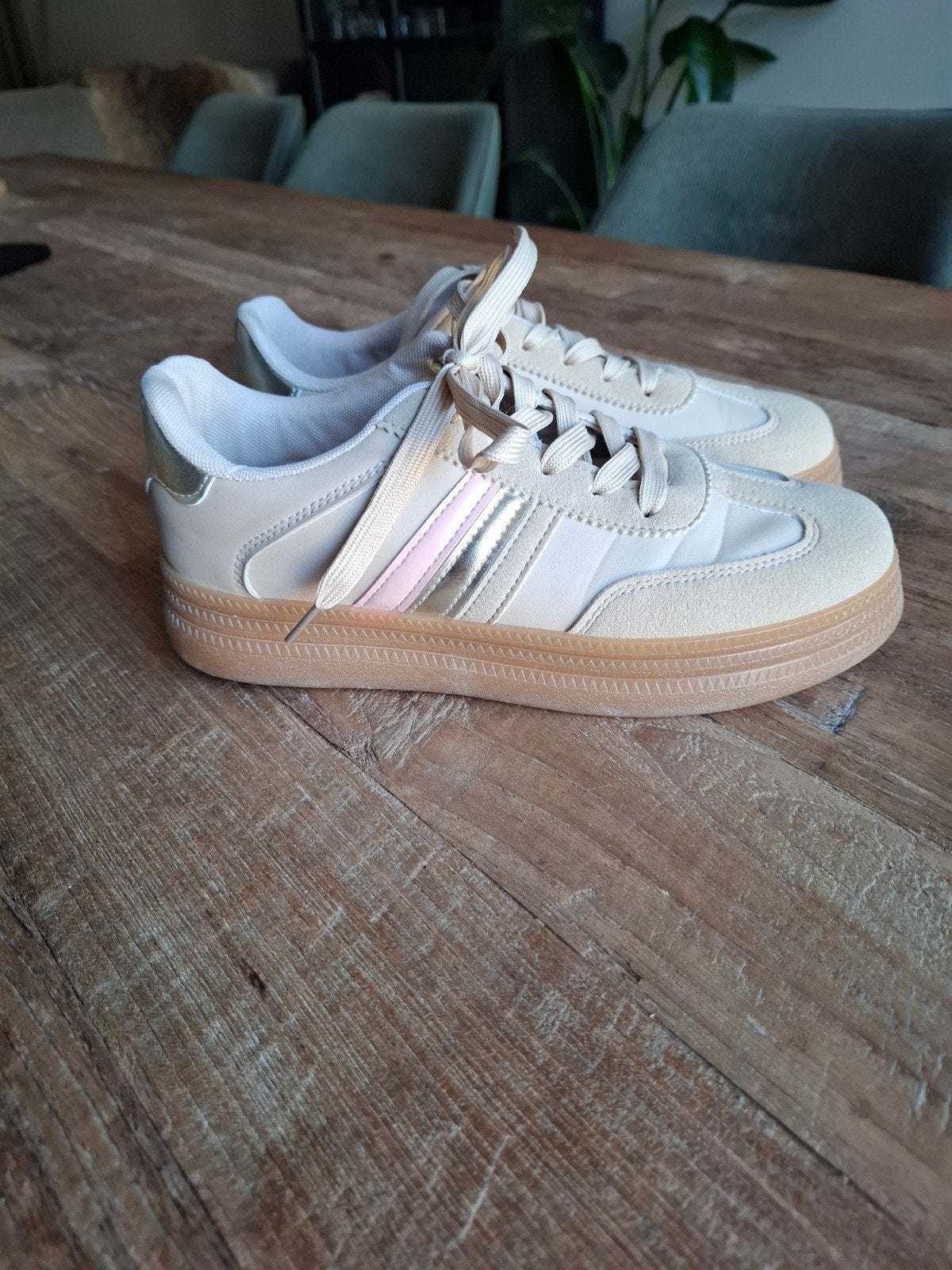Beige schoen met rose streep, Beige, Ophalen of Verzenden, Sneakers of Gympen, Zo goed als nieuw