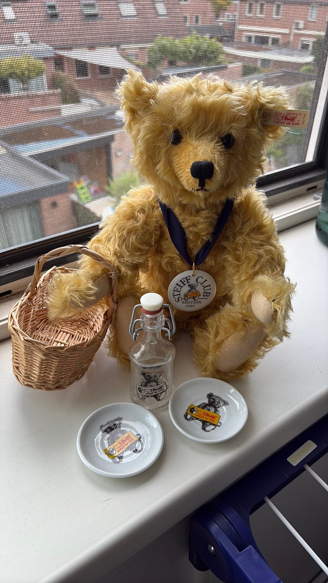 Steiff beer knopf im ohr met beugelflesje en schotels, Ophalen, Zo goed als nieuw, Stoffen beer, Steiff