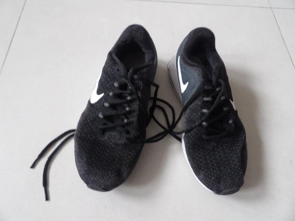 ALS NIEUW 1 paar zwart/witte NIKE sport schoenen maat 40 1/2, Kinderen en Baby's, Ophalen of Verzenden, Zo goed als nieuw, Nike