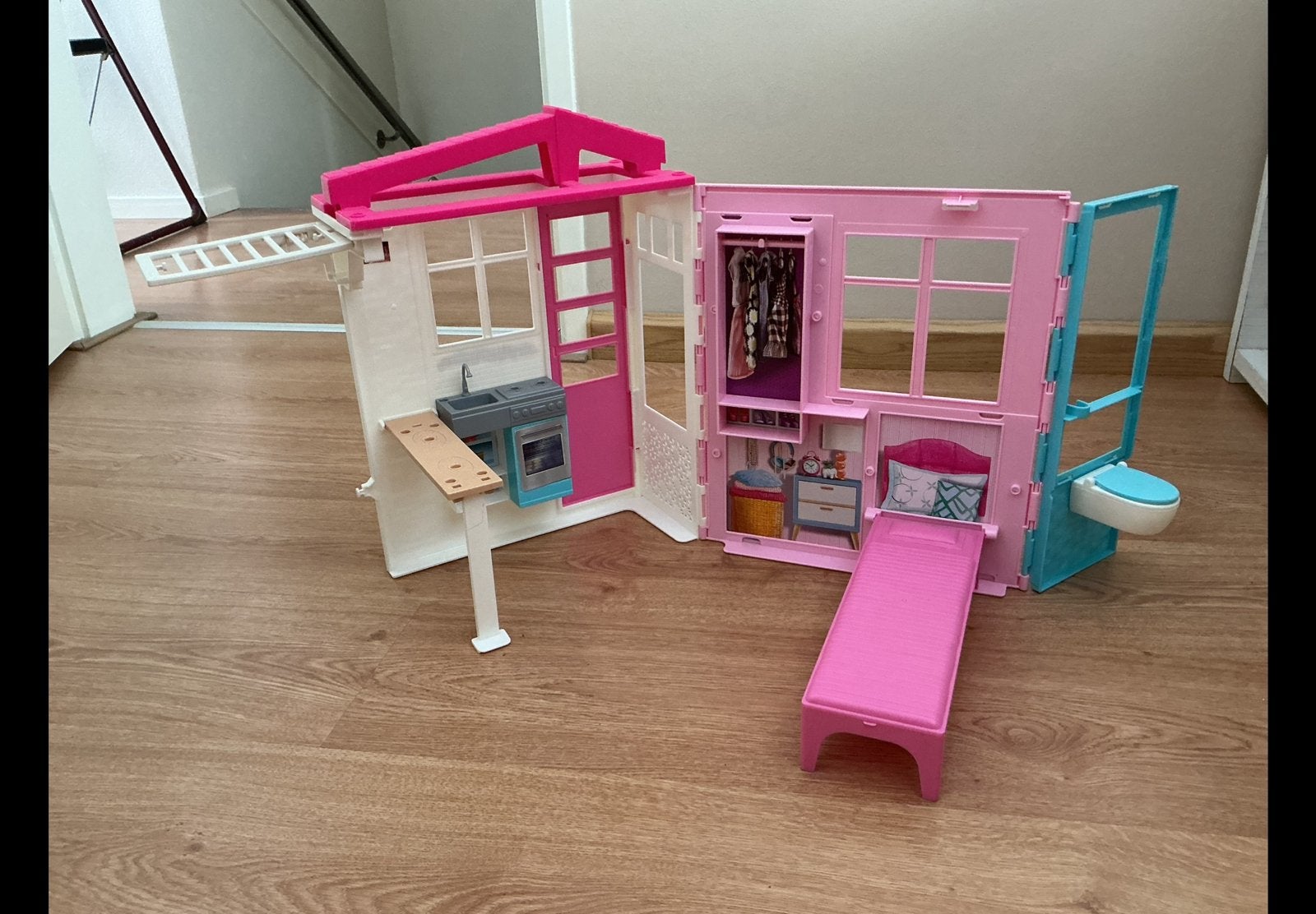 Barbiehuis kan als koffertje opgeborgen of mee., Ophalen of Verzenden, Gebruikt, Poppenhuis