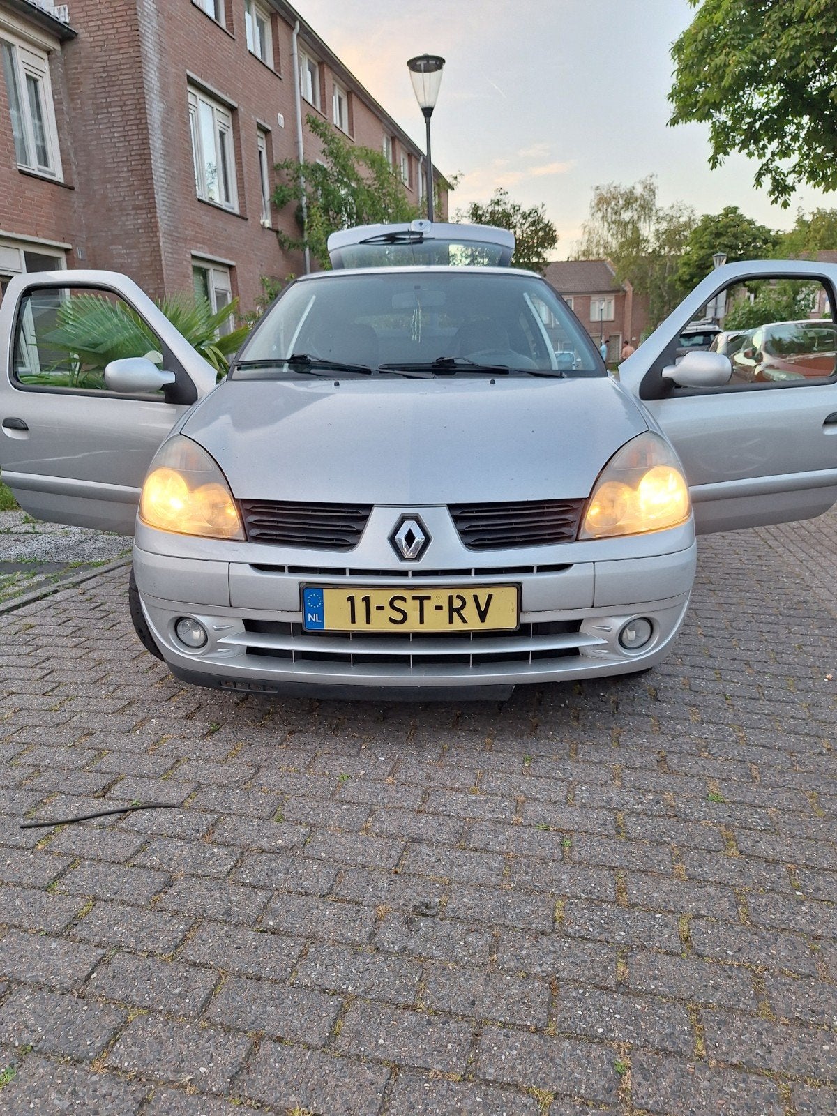 Renault Clio 1.2 Autbas E4 2006 Grijs Nieuwe APK, Auto's, Voorwielaandrijving, Stof, 31 €/maand, 4 cilinders