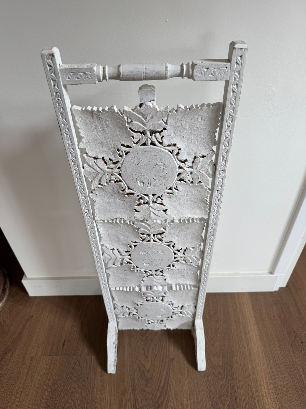 Vintage Wit Houten Plantenrek met Uniek Houtsnijwerk, Ophalen of Verzenden