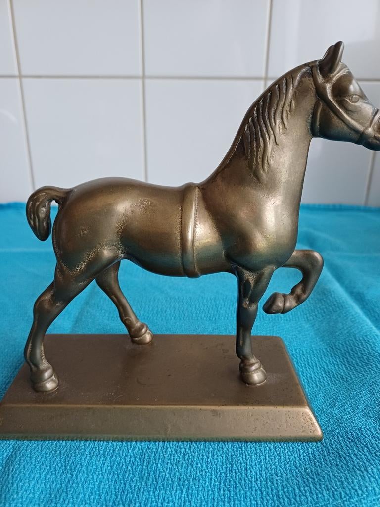 Paardjes van koper, porselein en glas. € 15,= per stuk, Ophalen