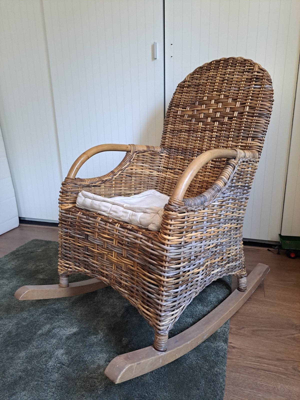 Rotan schommelstoel voor babykamer - goede staat, Ophalen, Gebruikt, Bruin, Riet of Rotan