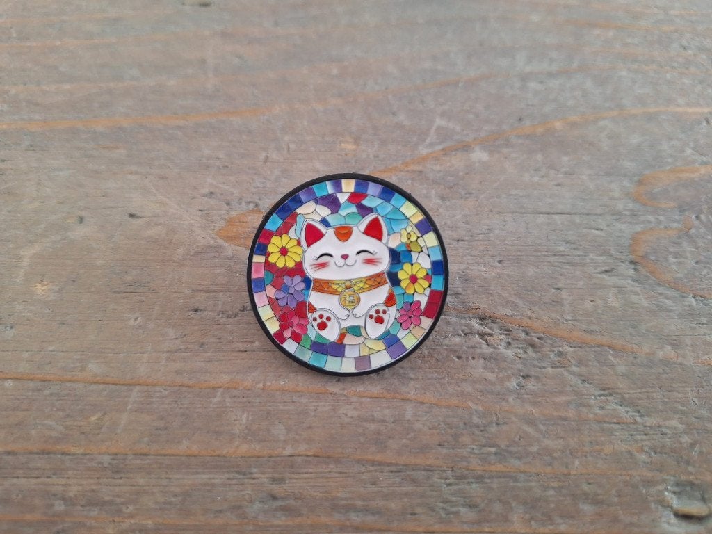 1 kleurijke ronde pin met een chinese gelukskat te koop, Ophalen of Verzenden, Nieuw, Overige onderwerpen, Speldje of Pin