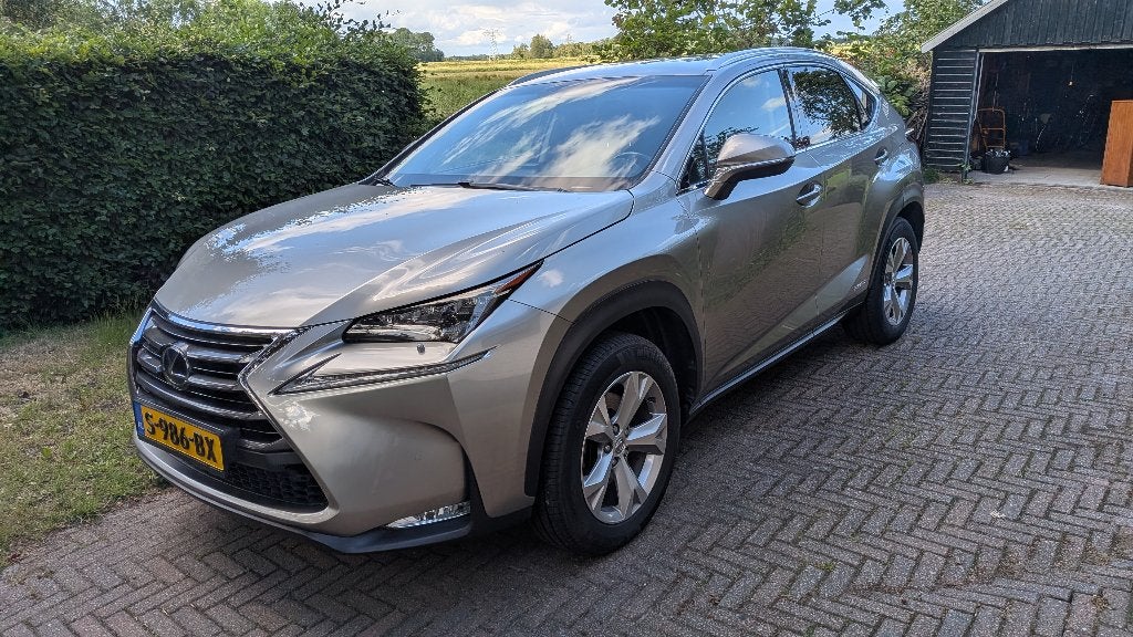 Lexus NX 300h Hybrid 197pk AWD December 2016 Titanium Grijs, Auto's, Lexus, Particulier, NX, 4x4, ABS, Achteruitrijcamera, Adaptive Cruise Control