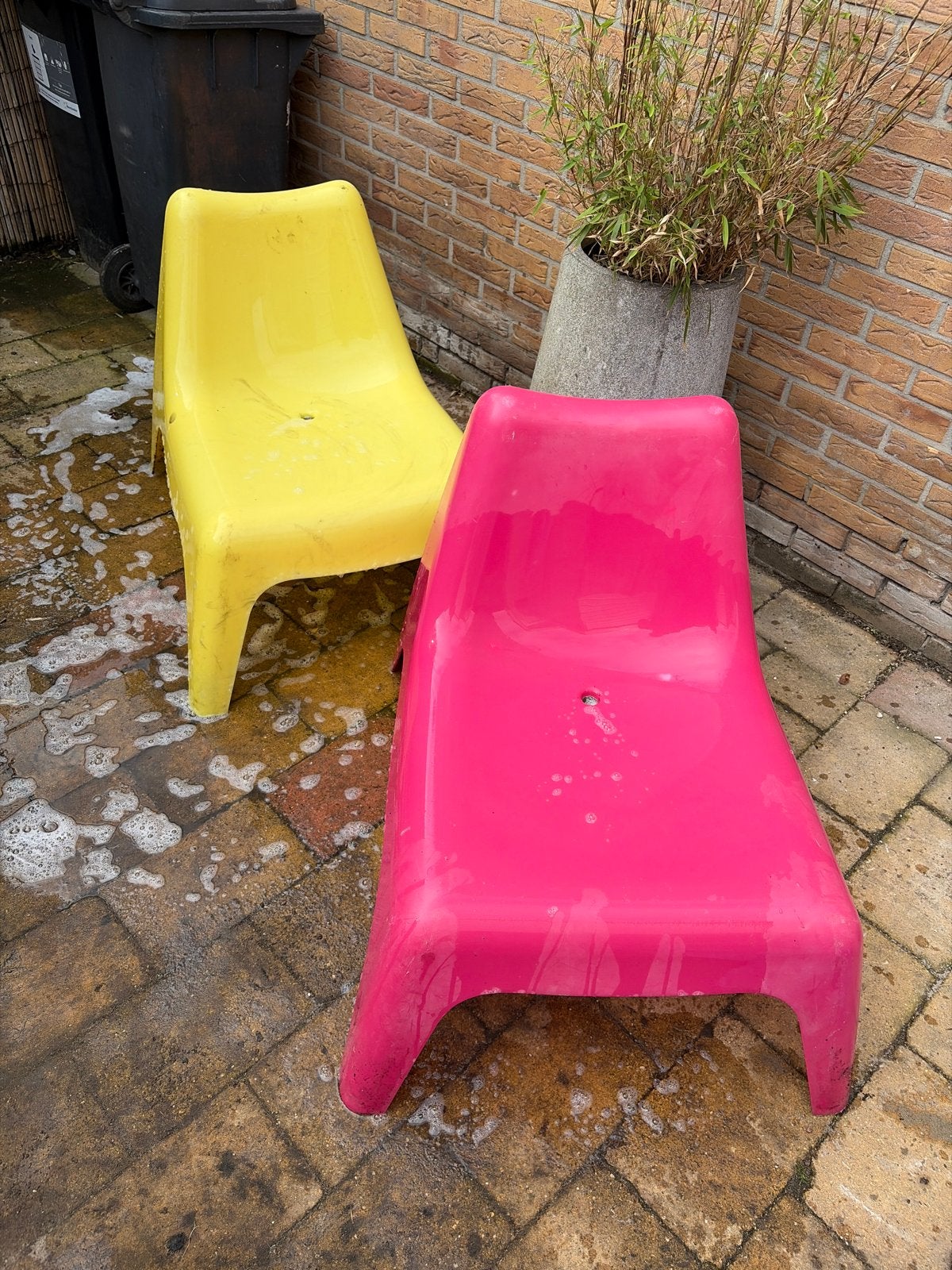 2 Gebruikte Kunststof Stoelen - Geel en Roze ikea, Huis en Inrichting, Kunststof, Gebruikt, Twee, Overige kleuren