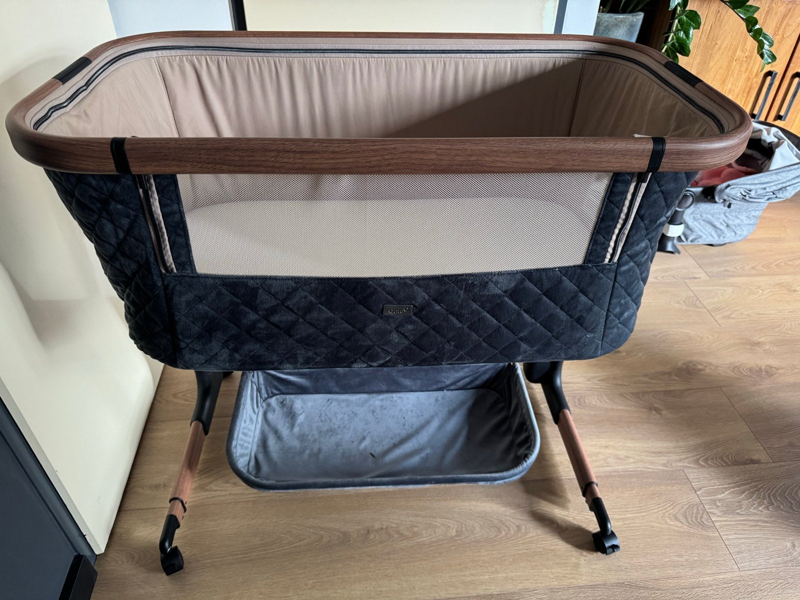 Qute Elektrische Co-Sleeper/Wieg met Schommelfunctie, Ophalen, Zo goed als nieuw, Minder dan 140 cm, Matras