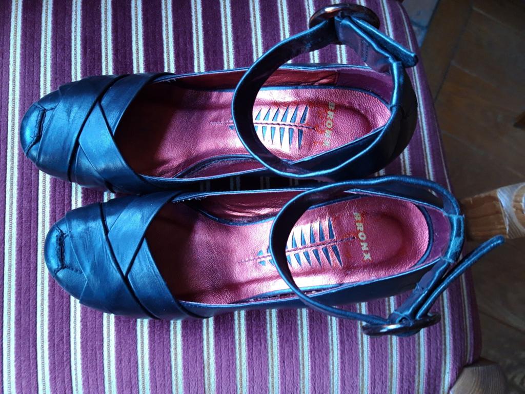 Zwarte schoenen met bandje en sleehak - Maat 37, Kleding | Dames, Schoenen, Zo goed als nieuw, Zwart, Ophalen