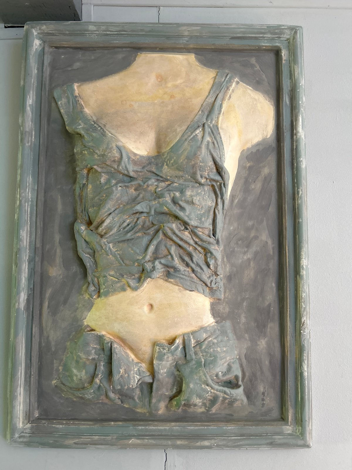 Uniek Gipsen Wanddecoratie: Vrouwentorso in Kleding, Antiek en Kunst, Ophalen, Gips, 50 - 100 cm, Wanddecoratie