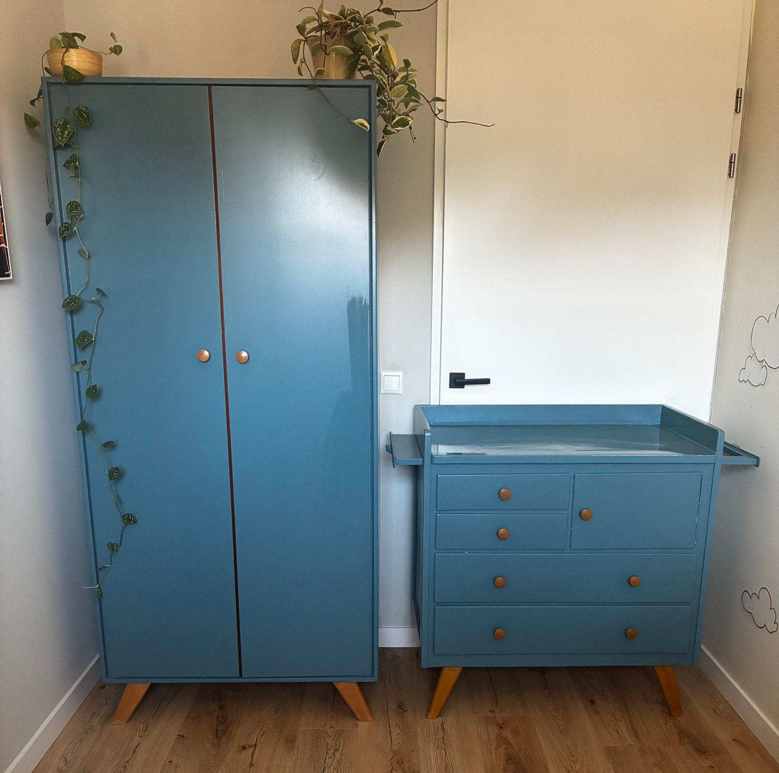 Vintage kledingkast en bijpassende commode te koop, Kinderen en Baby's, Kinderkamer | Commodes en Kasten, Ophalen, Gebruikt, 50 tot 70 cm