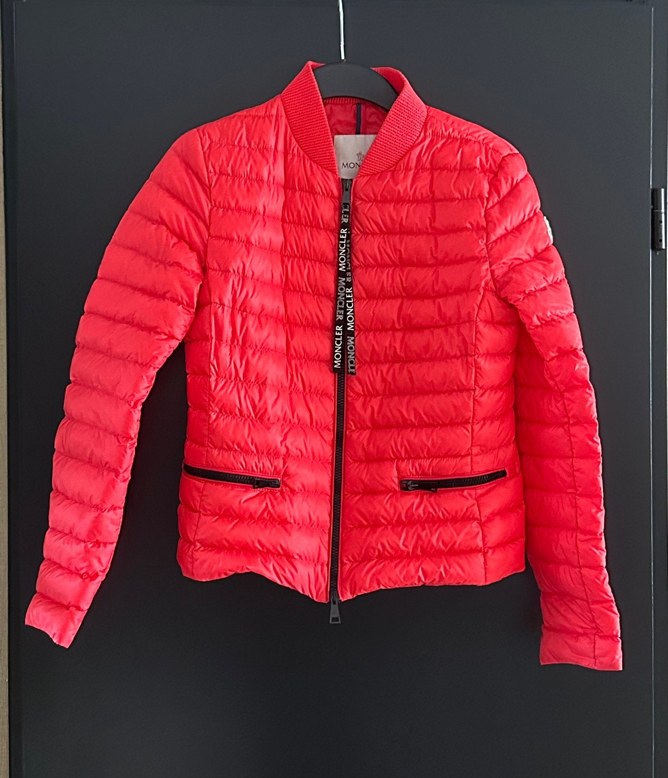 Moncler donsjack – rood/koraal, maat 1 (XS/S), Kleding | Dames, Jassen | Zomer, Ophalen, Zo goed als nieuw, Maat 34 (XS) of kleiner