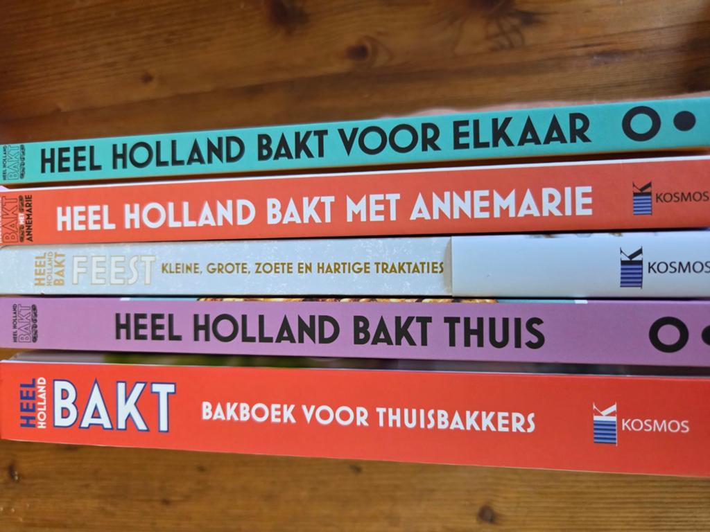 Set van 5 Heel Holland Bakt kookboeken (ZGAN), Boeken, Ophalen of Verzenden, Zo goed als nieuw, Nederland en België, Taart, Gebak en Desserts