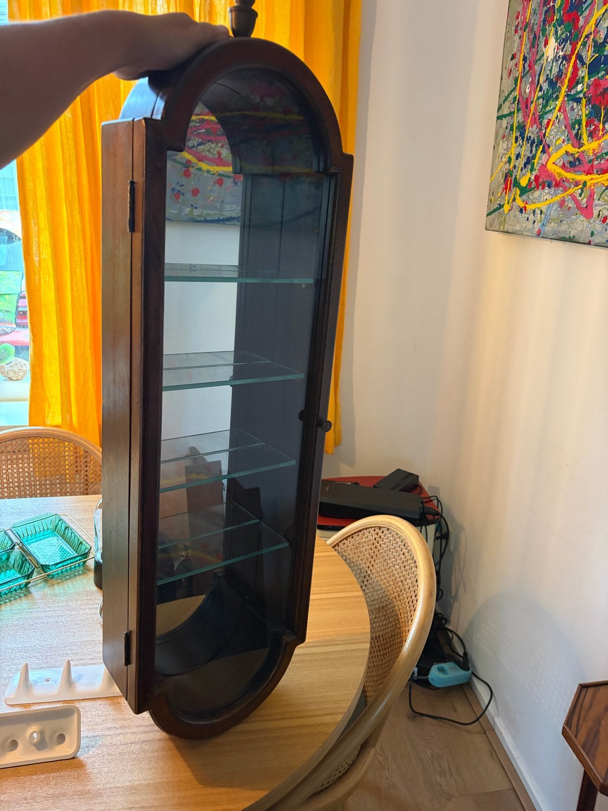 Klassieke Houten Hangvitrinekast met Glazen Legplanken, Ophalen