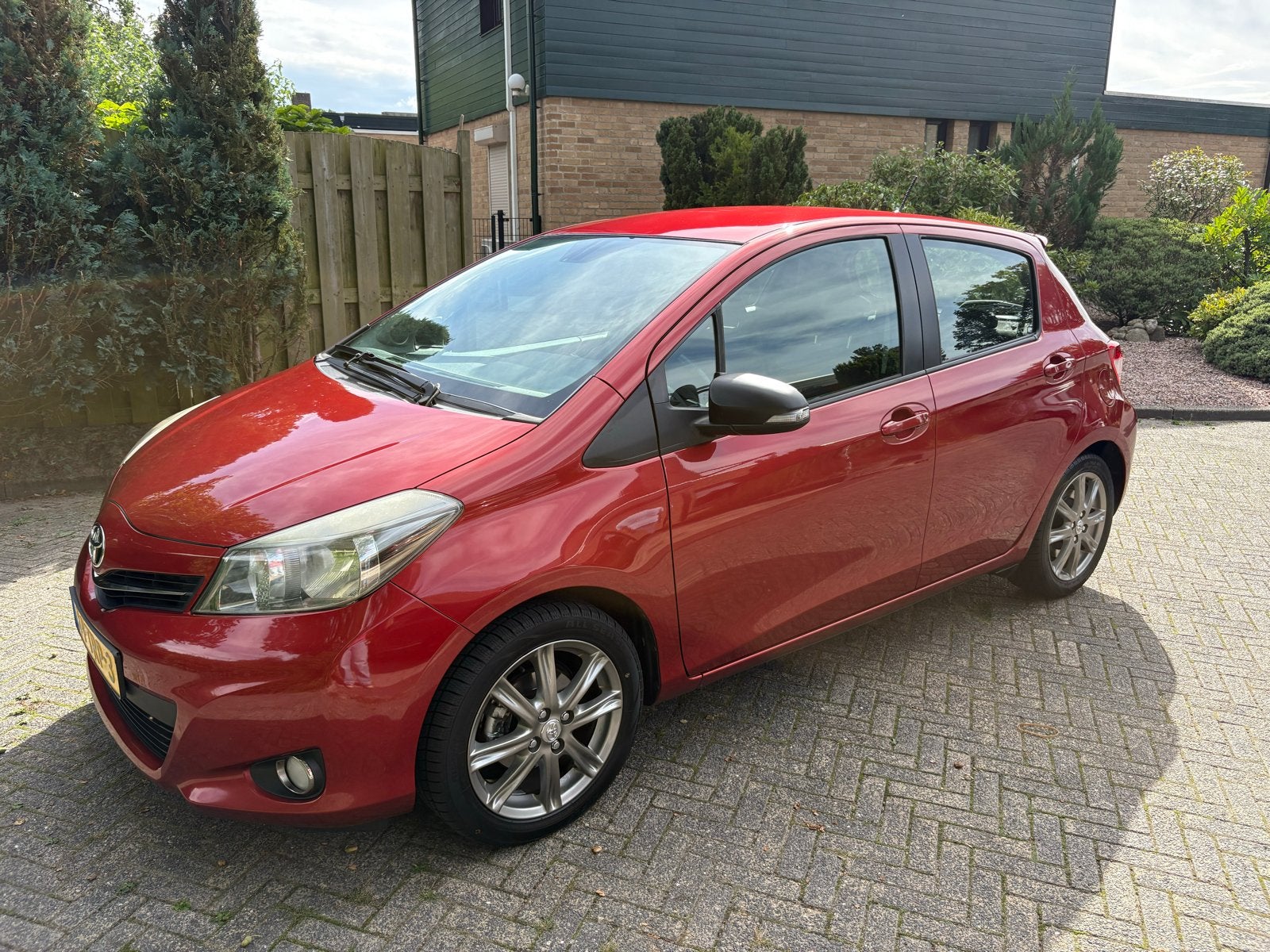 Toyota Yaris 1.3 16V Vvt-i Dynamic 5DR 2012 Rood, Auto's, Toyota, Voorwielaandrijving, Stof, Zwart, 4 cilinders