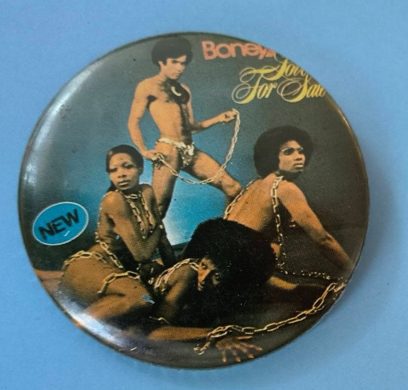 Button Boney M(nr.2), Verzamelen, Speldjes, Pins en Buttons, Ophalen of Verzenden, Zo goed als nieuw, Overige onderwerpen, Button