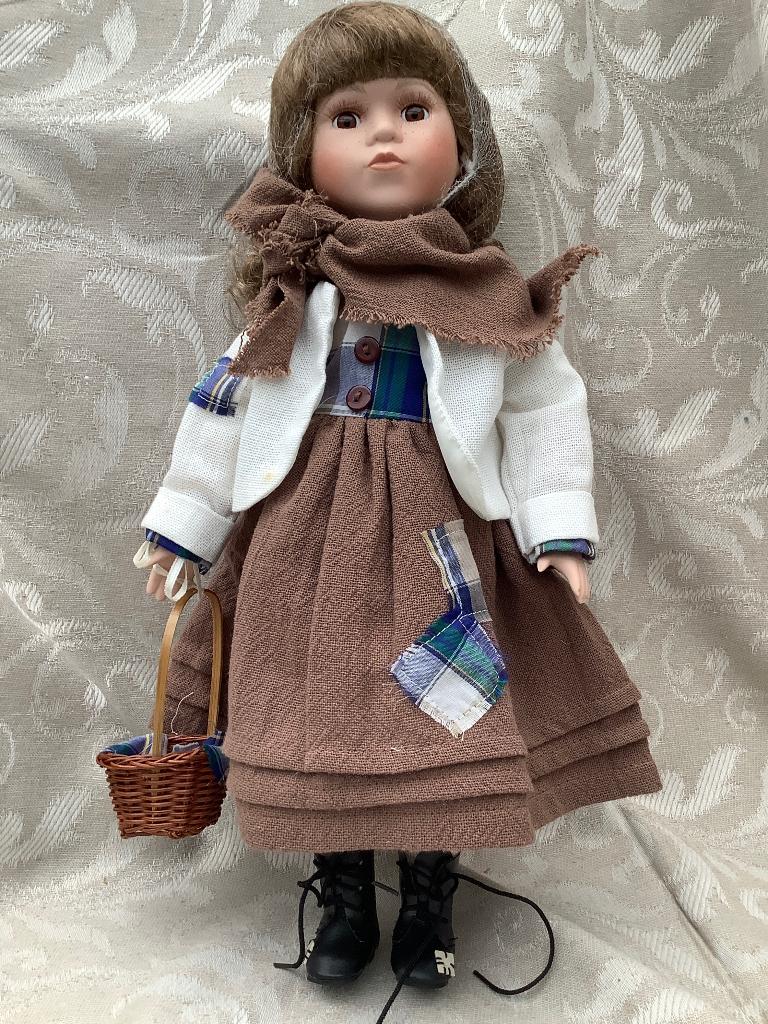 Vintage Porselein pop “Gretel” 39 cm in originele doos, Nieuw, Ophalen of Verzenden, X, Pop