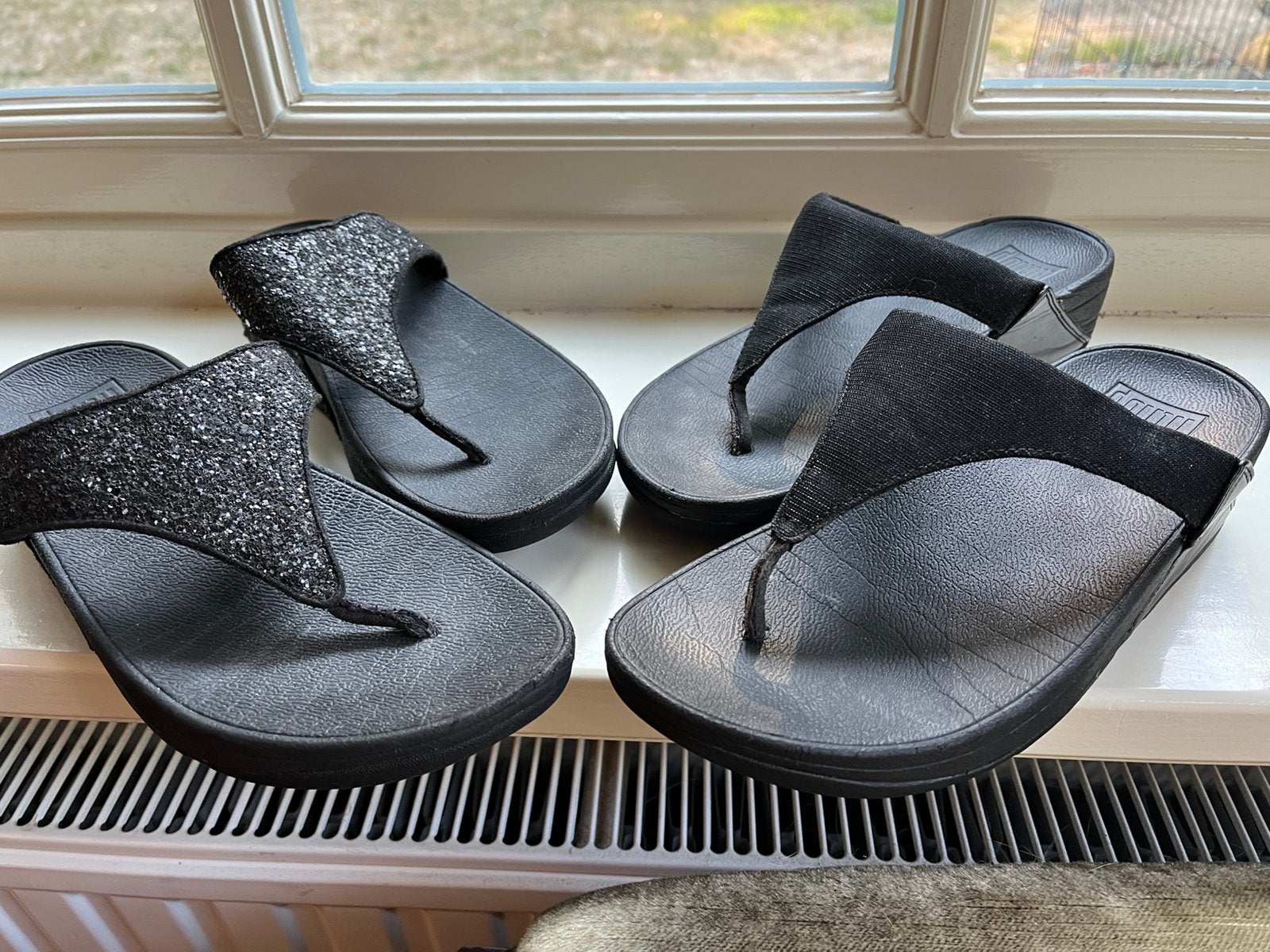 Fitflop teenslippers maat 38. 2 paar zwart met glitters, Kleding | Dames, Schoenen, Slippers, Zwart, Ophalen of Verzenden, Zo goed als nieuw