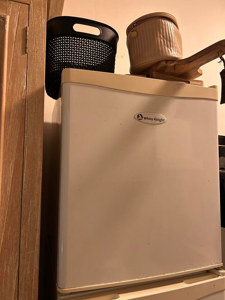 White Knight Mini Vriezer - Compact en Handig, Gebruikt, Ophalen of Verzenden, Minder dan 75 liter, Met vriesvak