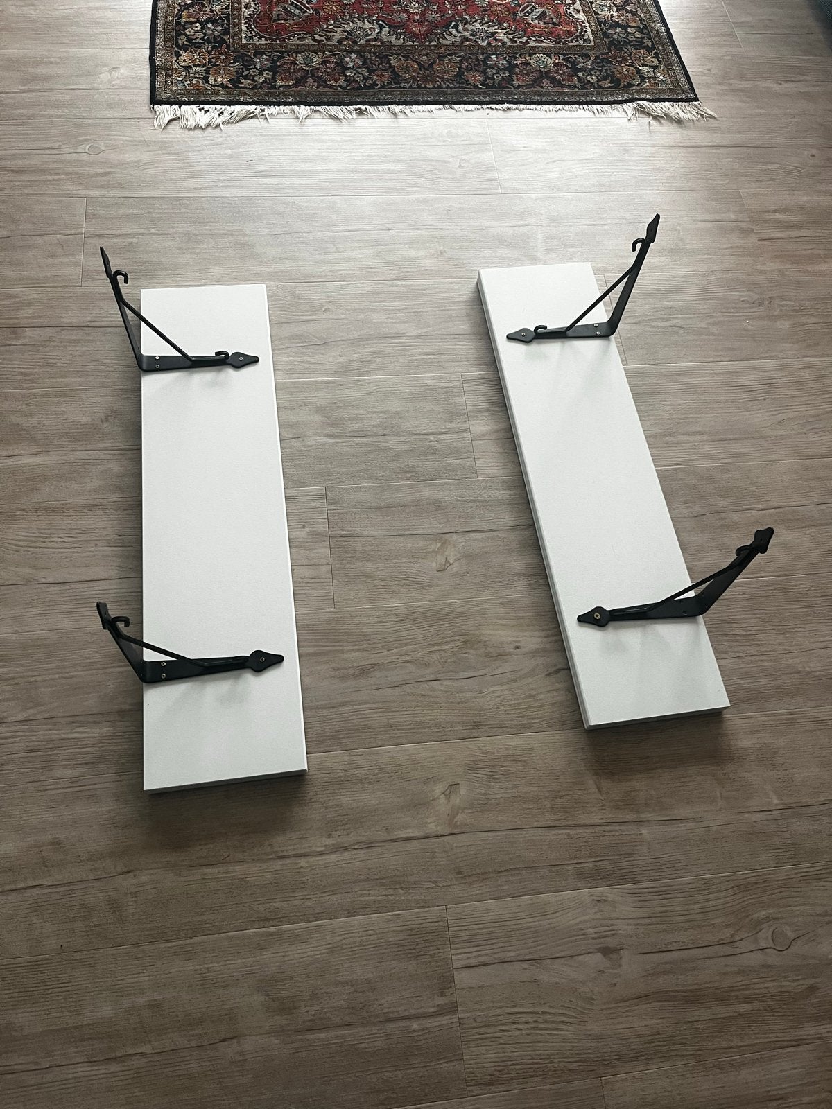 Witte wandplanken met zwarte metalen beugels (set van 2), Ophalen, Zo goed als nieuw