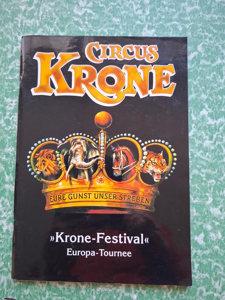 programmaboek Circus Krone Nederland Tournee 2004, Gelezen, Ophalen of Verzenden, Circus Krone, Overige onderwerpen