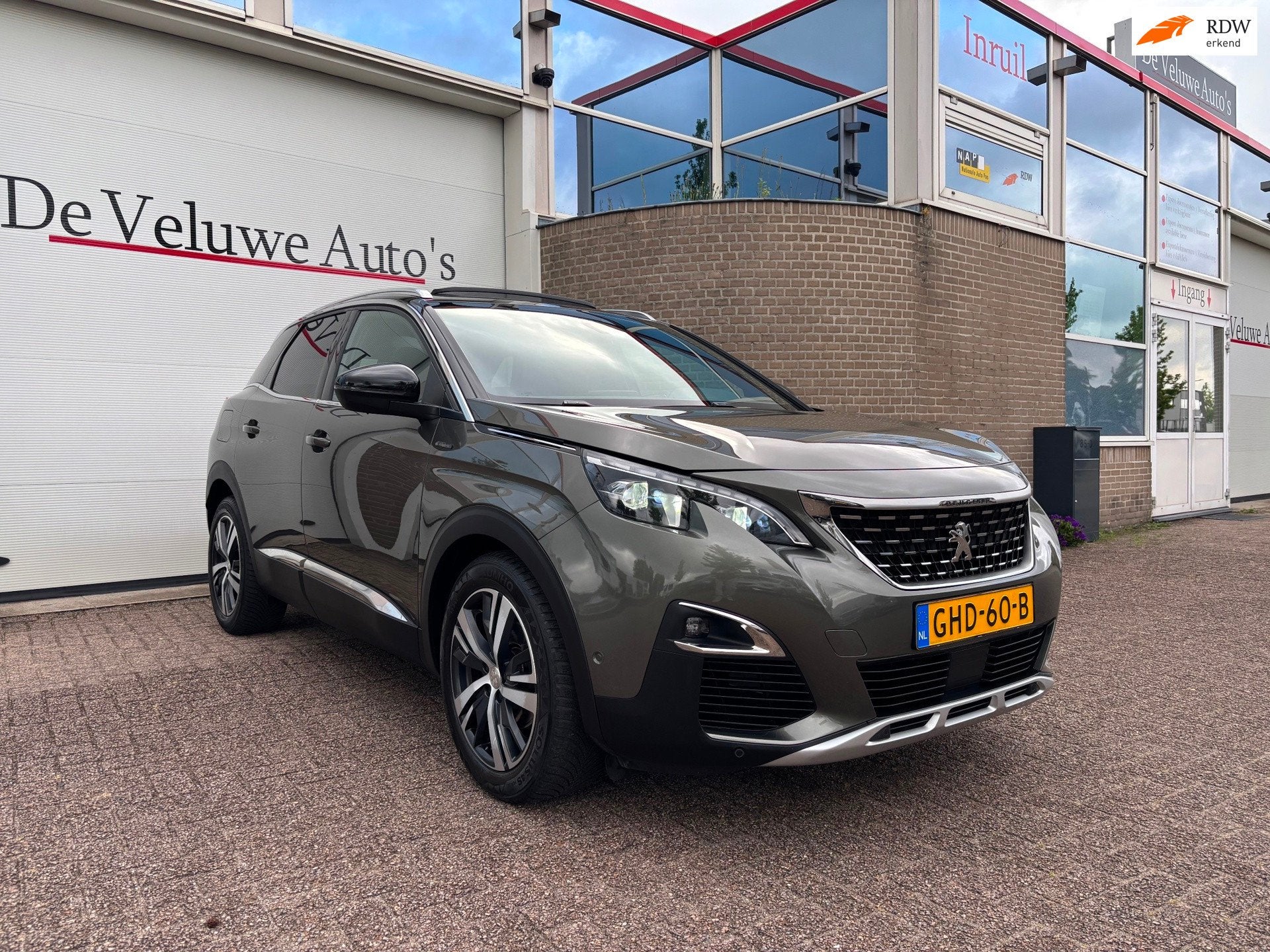 Peugeot 3008 1.2 PureTech Blue Lease Premium|Pano|Trekhaak, Auto's, Voorwielaandrijving, Gebruikt, 1199 cc, Leder en Stof