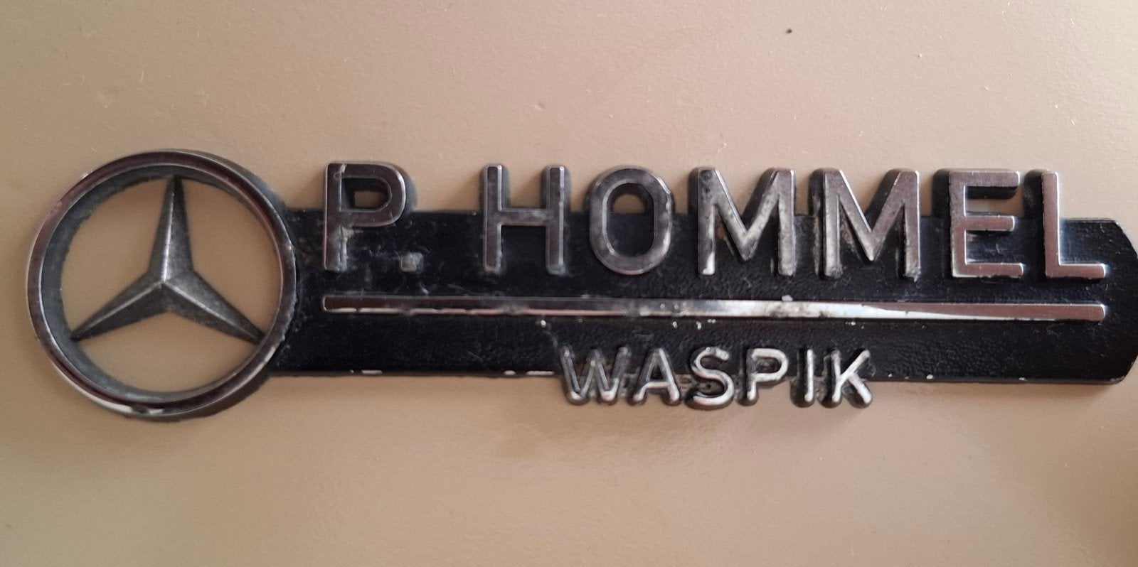 P. Hommel, Waspik, dealerplaatje MERCEDEZ-BENZ jaren '70/'80, Ophalen of Verzenden, Gebruikt