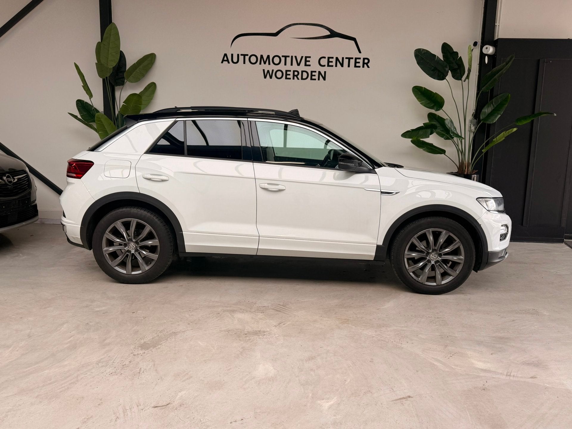 Volkswagen T-Roc 1.5 TSI DSG R-LINE 150PK PANO|SIDE ASSIST|B, Auto's, Volkswagen, Stof, 4 cilinders, 150 pk, Wit