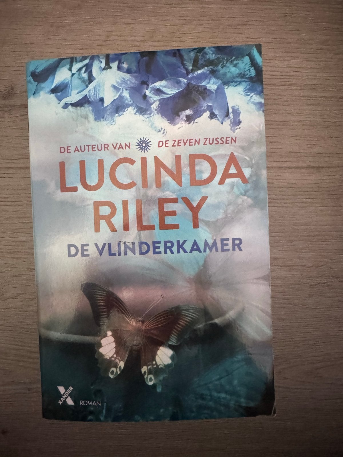 De Vlinderkamer - Lucinda Riley (De Zeven Zussen), Boeken, Romans, Ophalen of Verzenden, Zo goed als nieuw, Nederland