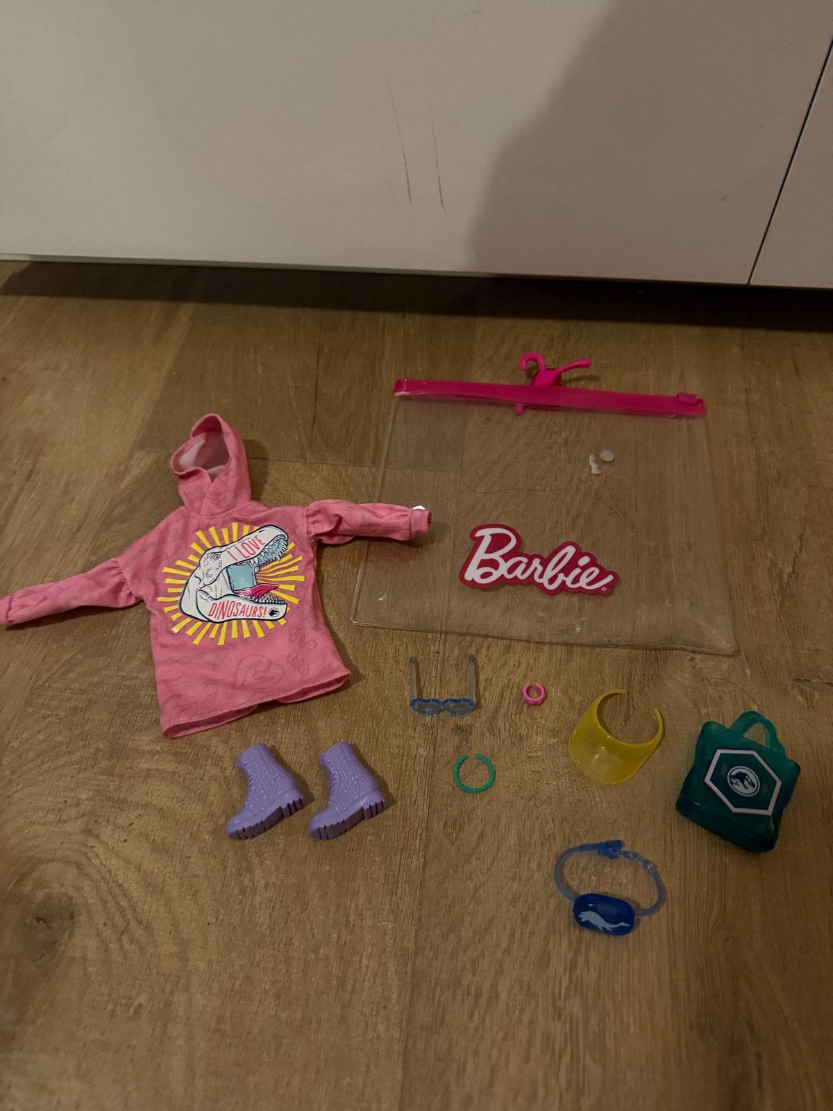 Complete Barbie Jurassic World kleding/accessoireset GRD62, Ophalen of Verzenden, Zo goed als nieuw, Barbie