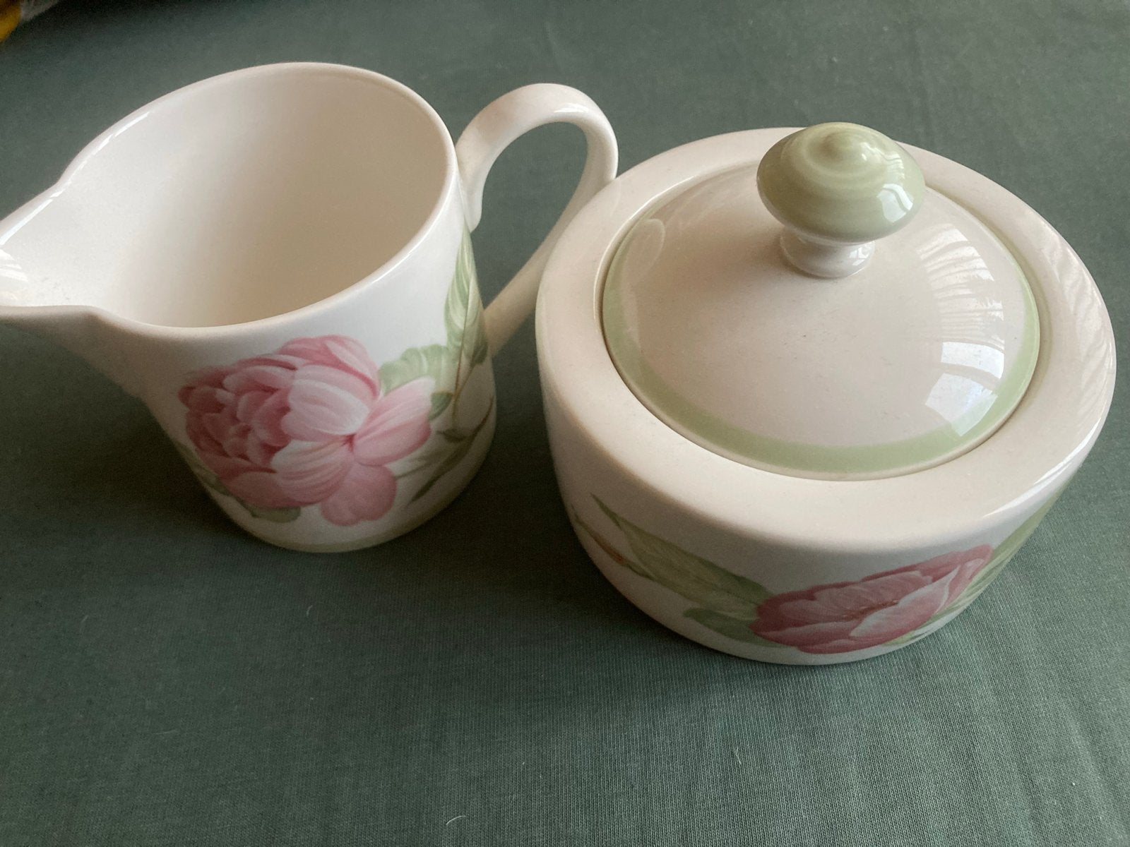 Villeroy & Boch Florea suikerpot en melkkan, zo goed als nie, Klassiek, Ophalen of Verzenden, Zo goed als nieuw, Porselein