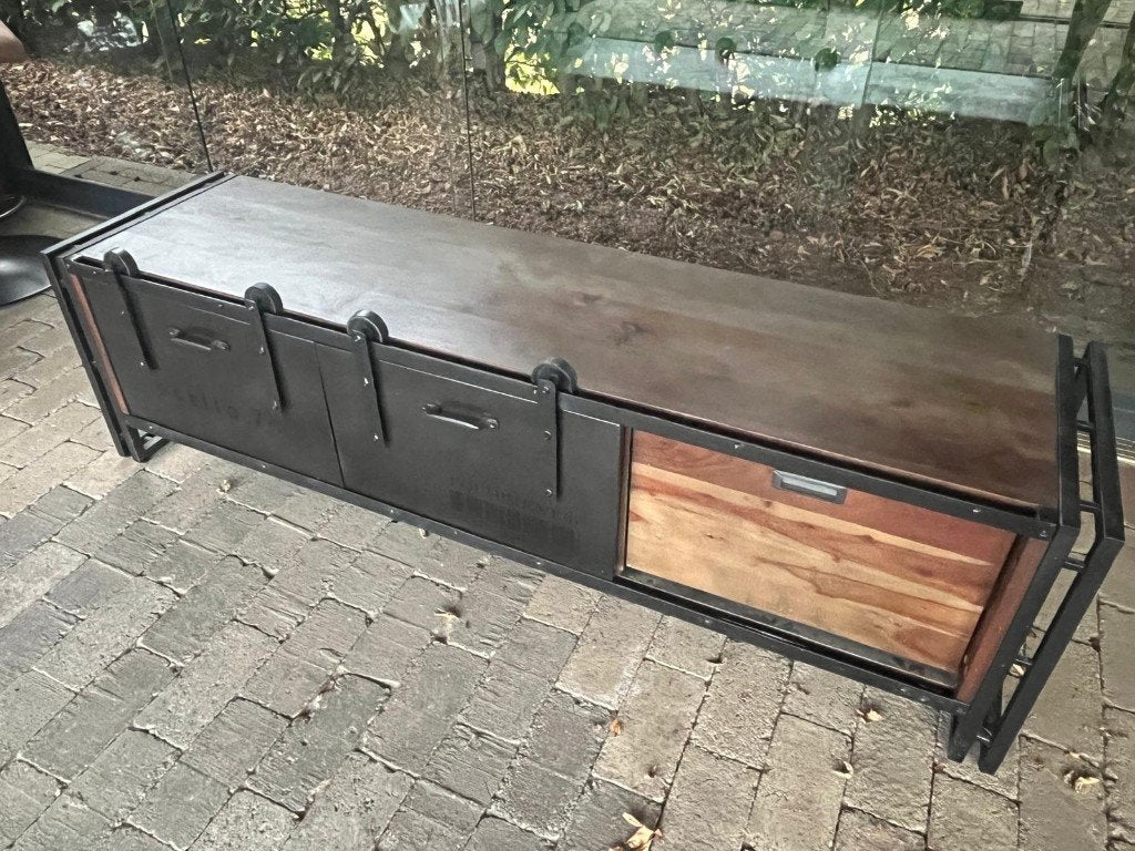 Industriële TV-dressoir mangohout & staal - MySons Estilo 7, Huis en Inrichting, Kasten | Televisiemeubels, 150 tot 200 cm, Zo goed als nieuw