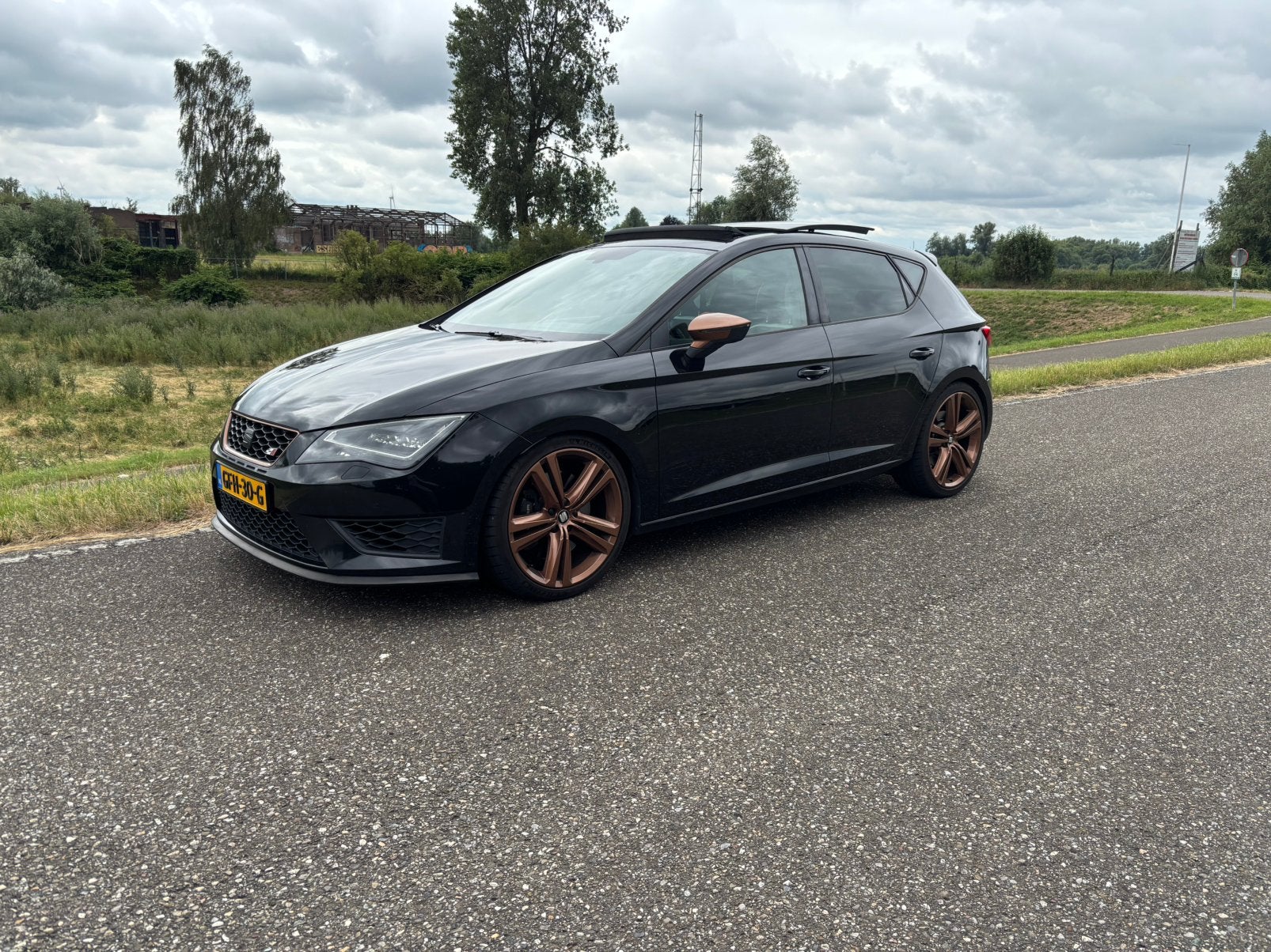 Seat Leon 2.0 TSI 290PK Dsg-6 2016 Zwart, 15 km/l, 1321 kg, Zwart, 4 cilinders