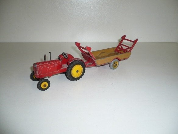 Dinky Toys Massey Harris Tractor + Halesowen farm trailer, Ophalen of Verzenden, Gebruikt, Auto, Dinky Toys