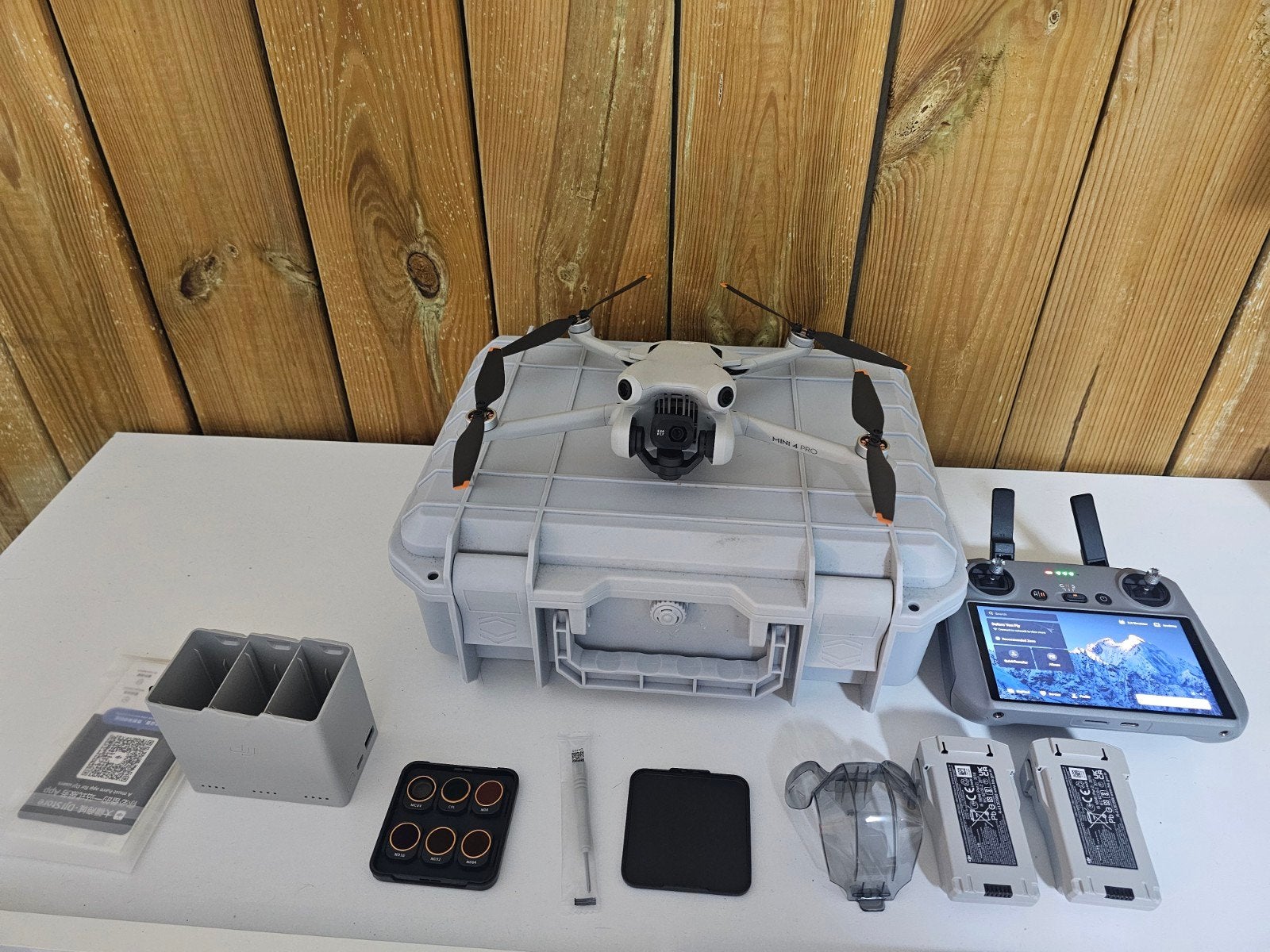 DJI Mini 4 Pro Fly More Combo met Smart Controller 2 accu's!, 30 tot 45 minuten, Extra accu('s), Ophalen of Verzenden, Zo goed als nieuw