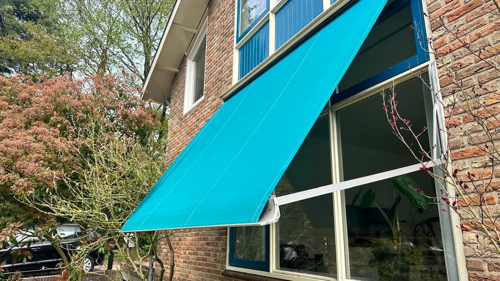 Elektrisch zonnescherm 3 meter turqoise, Tuin en Terras, Elektrisch, Ophalen of Verzenden, Zo goed als nieuw, 150 tot 300 cm