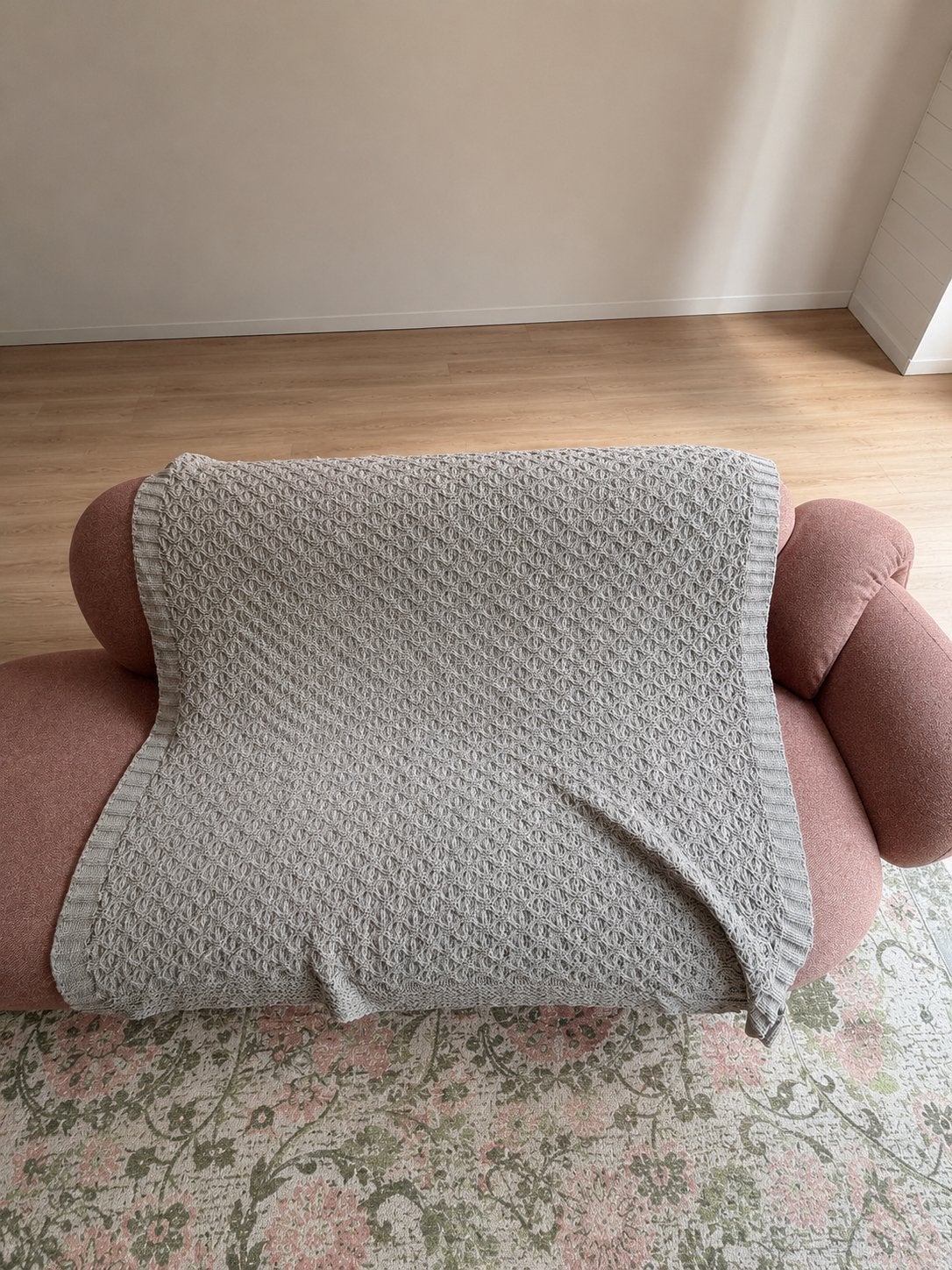 Handgebreide grijze deken met structuur – gezellig & stijlvo, Huis en Inrichting, Woonaccessoires | Plaids en Woondekens, Ophalen of Verzenden