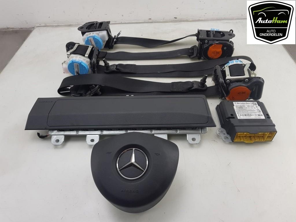 Airbag Set + Dashboard GLA (156.9) 2016, Gebruikt, Mercedes-Benz AG, Mercedes-Benz, Mercedesstraße 120, Stuttgart 70372, , Duitsland